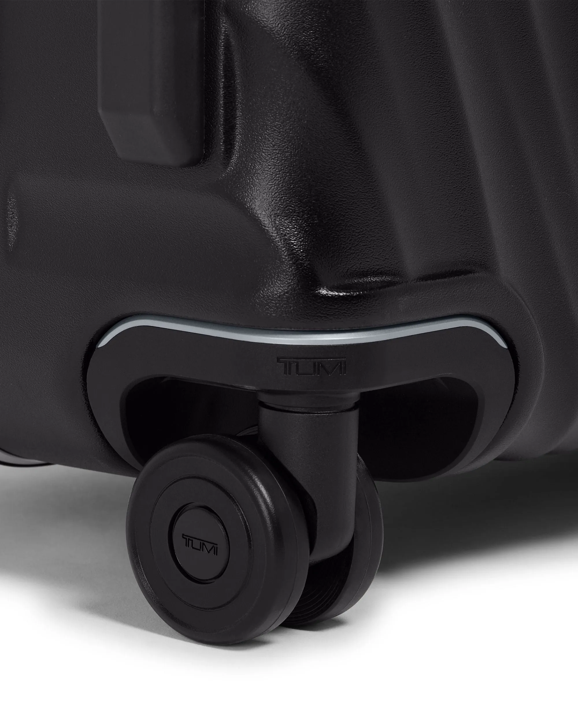 19 Degree Frame Intl 4-Whl Carry-on - Black Textured