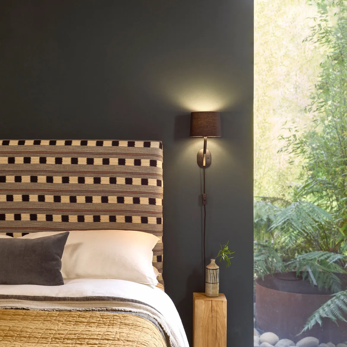 Arbor Plug-In Wall Lamp - Black/White